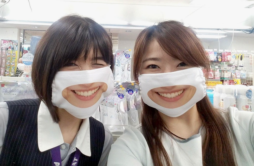 А если разрешат носить маски такие, то уже другая антиутопия! Мрак, куда ни ткни!