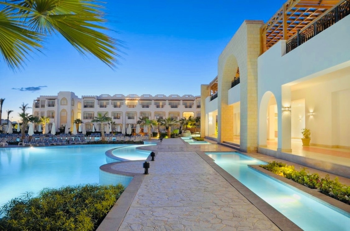 на фото основной подегреваемый бассейн отеля Sunrise Remal Resort 4*
