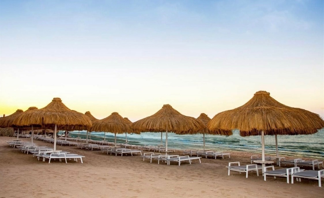 на фото пляж отеля Sunrise Remal Resort 4*