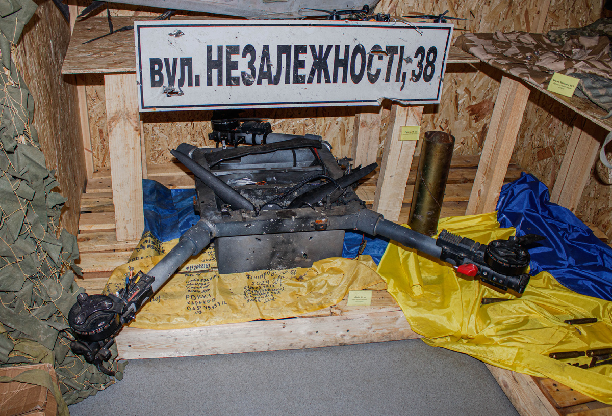 Ажиотаж вызвали стенды со сбитой украинской техникой, находками из захваченных блиндажей и вещами военнопленных. Фото: Юлия Шпак / АиФ-Северный Кавказ.