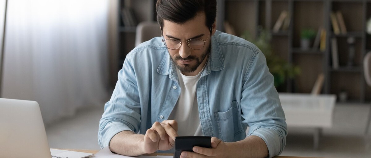 Письмо Минфина России от 26.03.2025 № 03-02-08/30243
С 01.01.2025 по 31.12.2025 процентная ставка пеней для организаций принимается равной (п. 5.1 ст. 75 НК РФ). Величина рассчитывается за каждый день просрочки со дня возникновения недоимки по день исполнения совокупной обязанности (включительно) (п. 1.3 ст. 75 НК РФ):
•	1/300 ключевой ставки ЦБ РФ – в течение 30 календарных дней просрочки (включительно);
•	1/150 ключевой ставки ЦБ РФ – с 31-го дня просрочки по 90-й день (включительно);
•	1/300 ключевой ставки ЦБ РФ – с 91-го дня просрочки.
Указанные в п. 5.1 ст. 75 НК РФ ставки пеней применяются в отношении организаций только с 1 января по 31 декабря 2025 года. Об этом напомнил Минфин России в письме от 26.03.2025 № 03-02-08/30243. Для физлиц (в т. ч. ИП) в 2025 году действует обычная ставка пеней в размере 1/300 ключевой ставки ЦБ РФ независимо от количества дней просрочки (пп. 1 п. 4 ст. 75 НК РФ).
