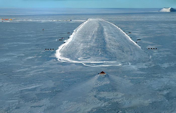 Импровизированный аэропорт на льду./ Фото: dzen.ru
