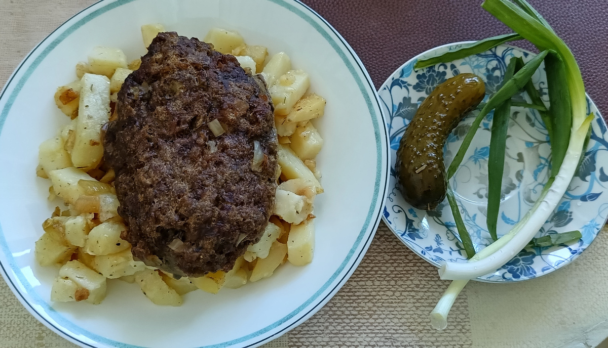 А вот картофель пока что обычный, из магазина. Зелень, наоборот, с огорода. 