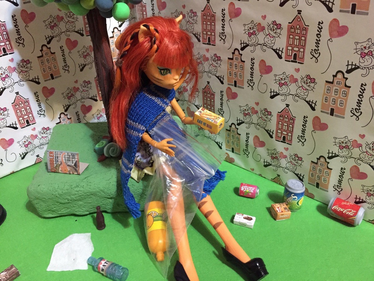 Сана наводит порчу по оставленному мусору.