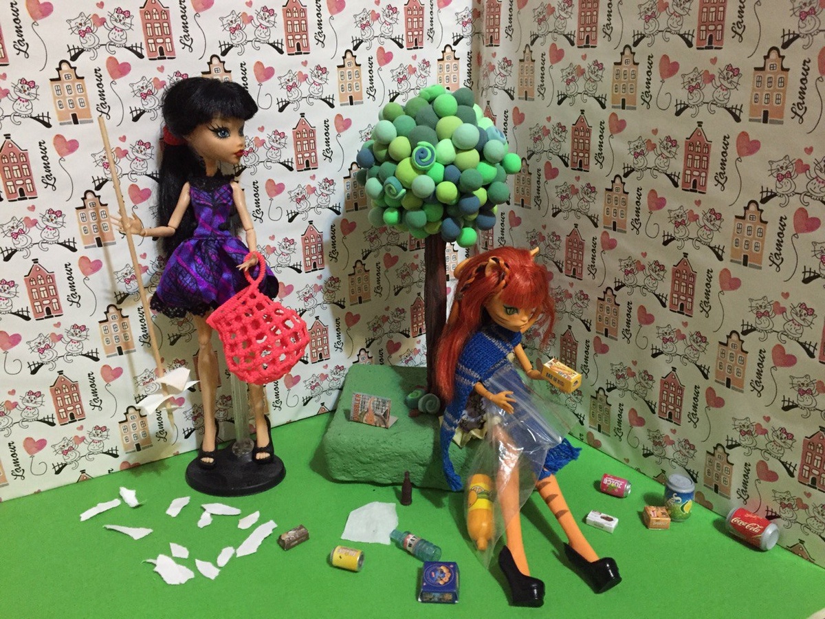 Майский субботник - Оливка и Сана собирают "подснежники".