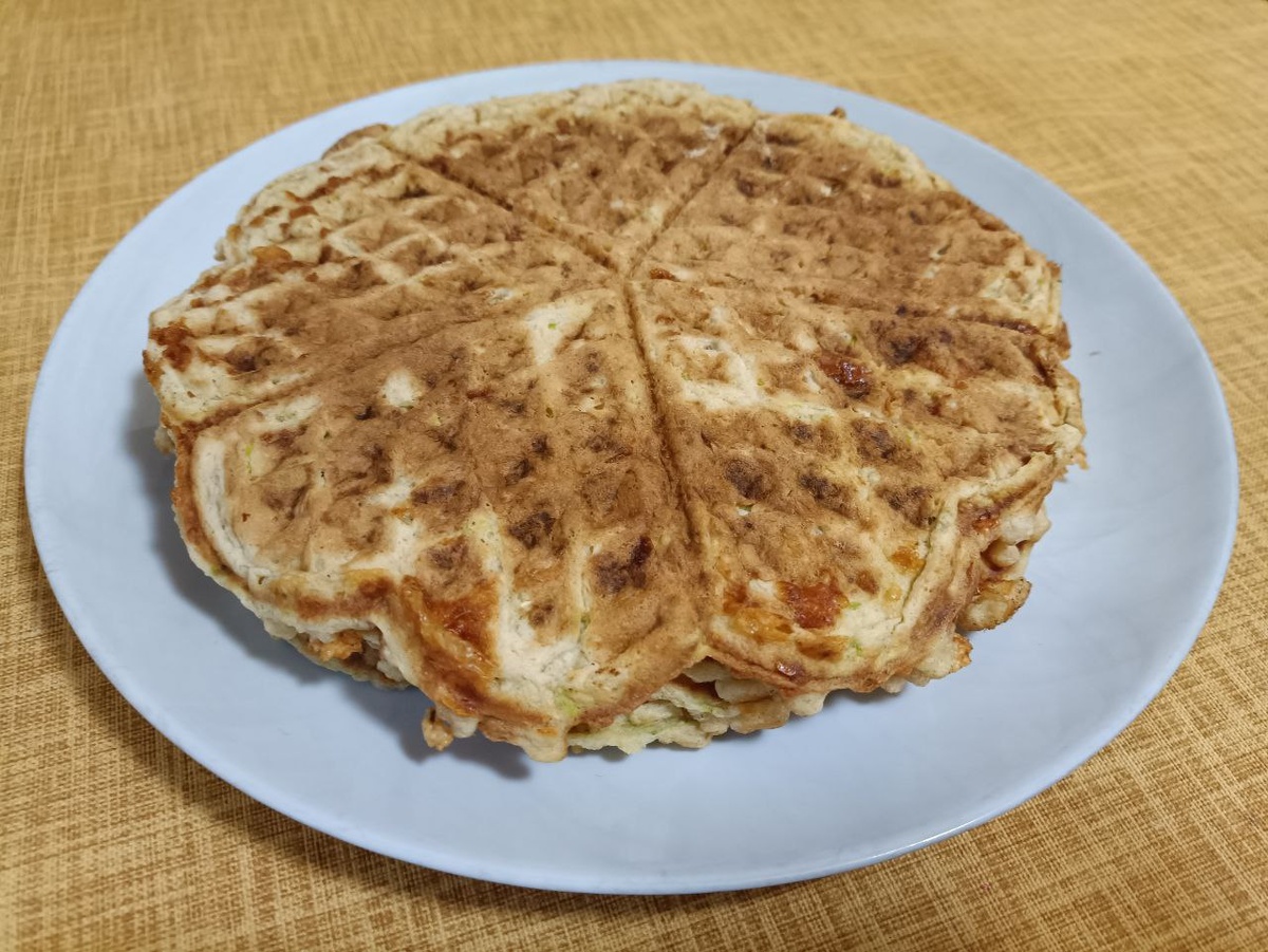 Вафли из кабачков, выпеченные в электровафельнице. Фото автора