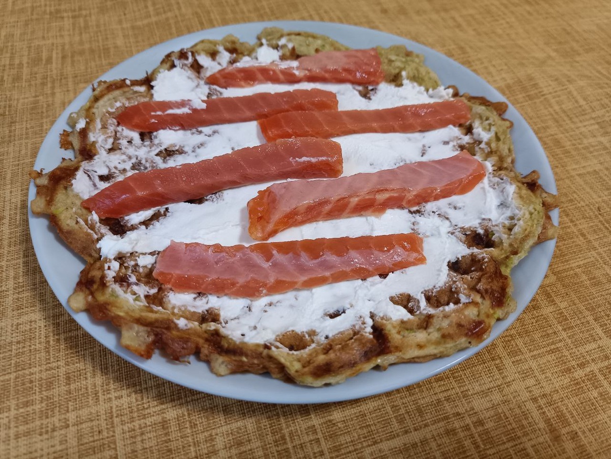 Кабачковые вафли с творожным сыром и красной рыбой. Фото автора