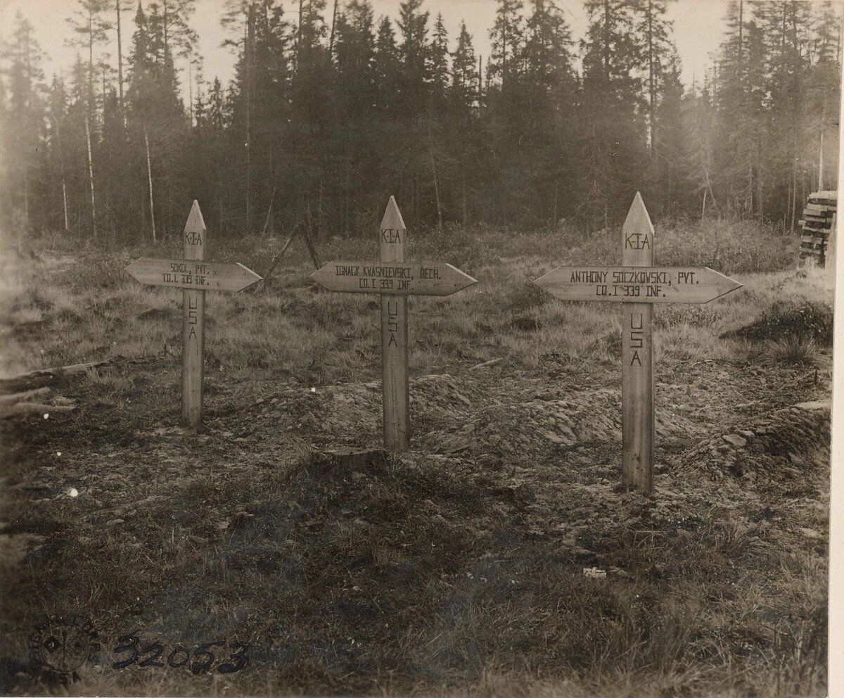 Могилы трёх американских солдат, первыми  погибших в боях с Красной Армией на Северном фронте.