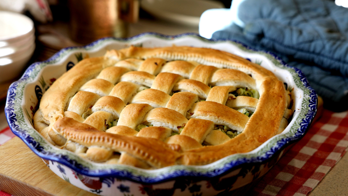 Готовый пирог с капустой из дрожжевого теста.