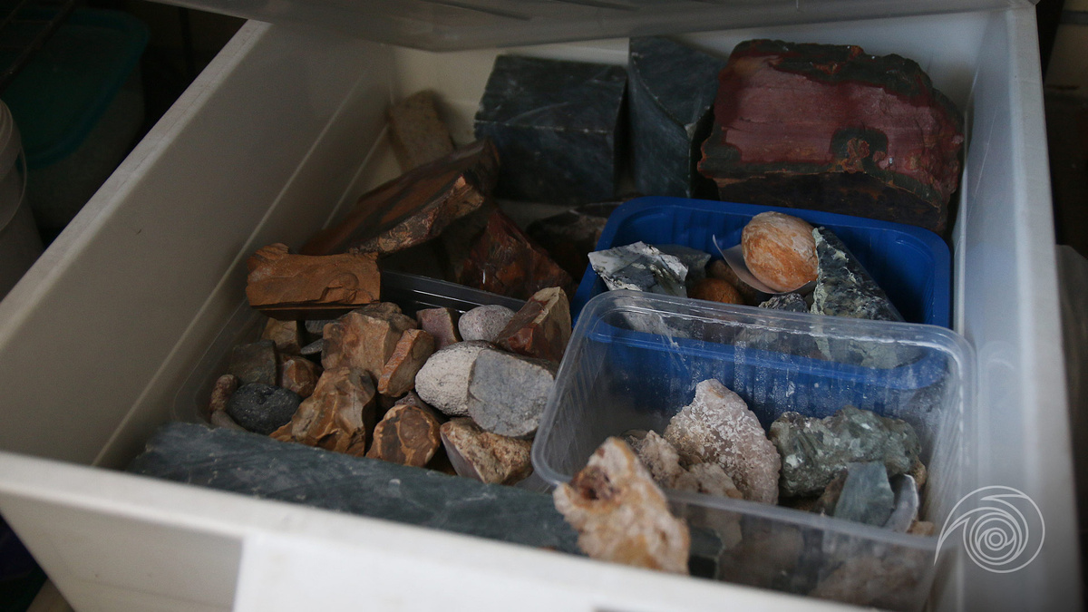 Полно всего для работы и экспериментов: нефрит, яшмы, кварцы, агаты, змеевики и тд.