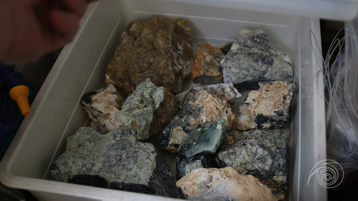 Здесь отлеживаются хризопалы и желтые опалы и еще несколько нефритов. К ним вернусь как-нибудь в другой раз.