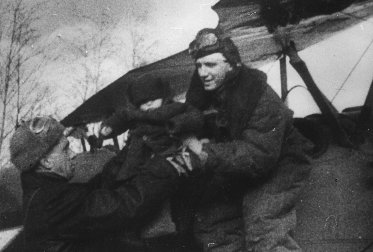 Апрель 1944 года. Ушачский район. Редкий кадр военной кинохроники, запечатлевший Александра Мамкина в Полоцко-Лепельской партизанской зоне в момент посадки в самолет Р-5 воспитанников Полоцкого детского дома для отправки на Большую землю   (2-й этап операции «Звездочка»). Спасение воспитанников Полоцкого детского дома партизанами и летчиками было заснято военным оператором Марией Суховой. Фото: https://biblioteka.by/