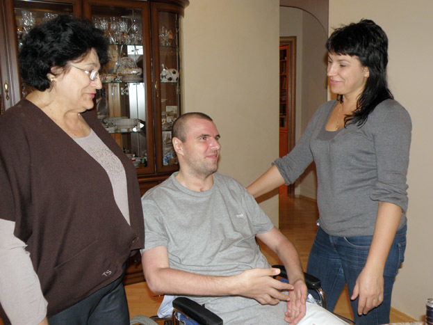 Вениамин Мандрыкин (в центре) с мамой Надеждой и сестрой Жанной.
Фото Александр Мартанов, архив «СЭ»