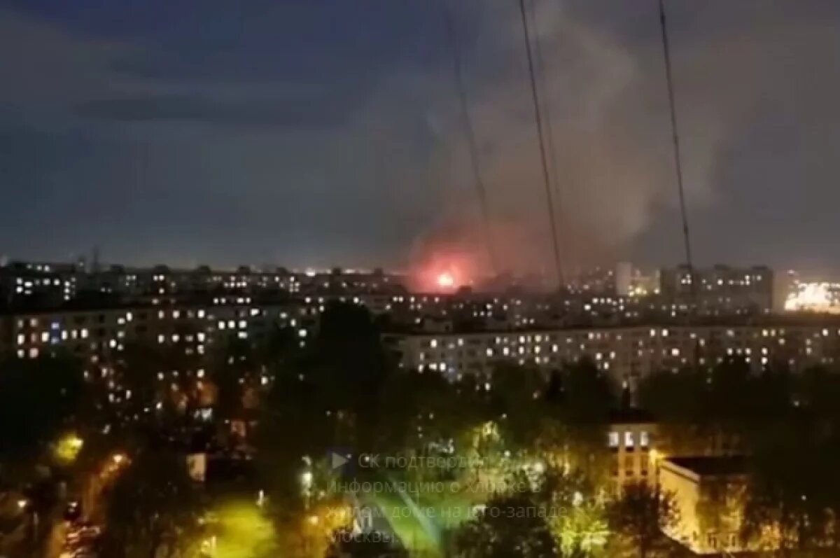    Машины, припаркованные у дома в Москве, где произошел взрыв, эвакуировали