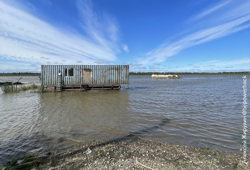 Так выглядел порт Анюйска во время прибывающей воды.