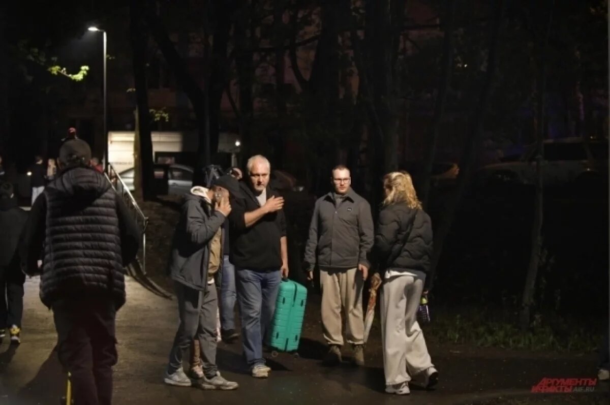    Эвакуация пострадавших жильцов дома.