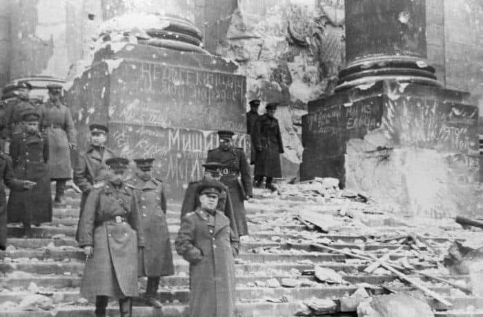 Маршал Жуков Г. К. на ступенях Рейхстага. Фото с сайта журнала "Фома" 