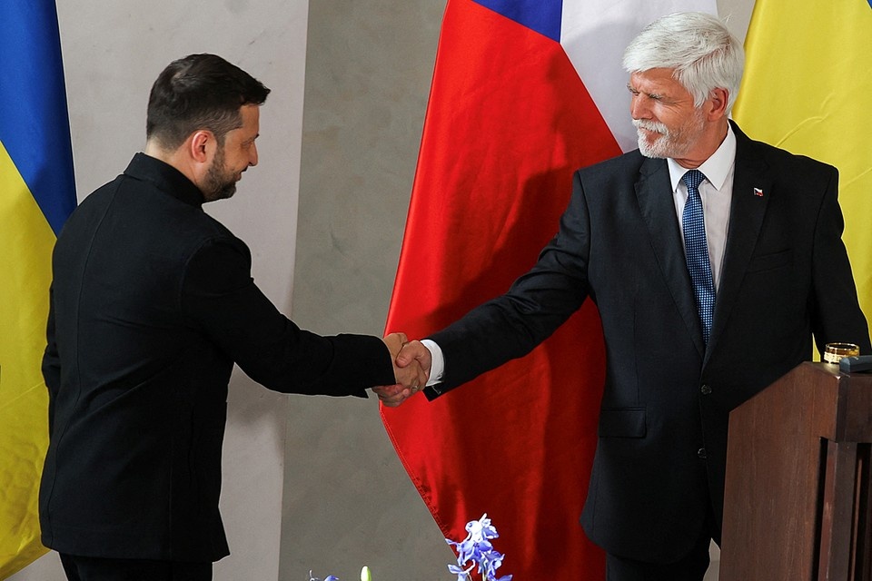    Зеленский в Чехии просит сброситься на истребители REUTERS