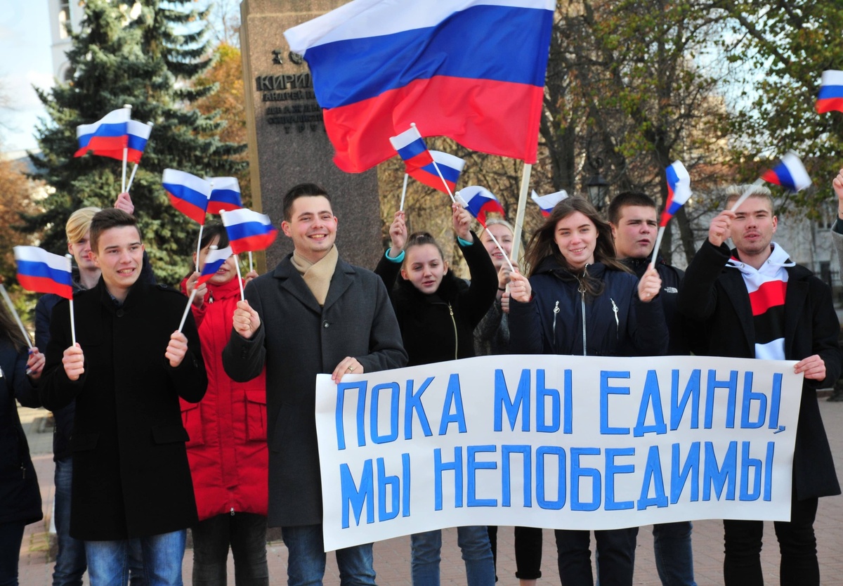 Вот, думается, каждому при взгляде на это фото на ум свое приходит. Есть, например, такая старая известная притча: "Отец напутствовал своих сыновей жить в мире и согласии. Дети его спросили: "А зачем нам так жить? Поодиночке ведь легче». На что отец дал им веник и попросил сломать его. Сыновья долго ломали толстый веник, состоящий из множества прутьев, но у них ничего не вышло. Тогда отец разорвал узы прутьев веника и отдал их сыновьям с той же просьбой. На этот раз сыновья сломали веник по прутику быстро. И тогда отец сказал: "Вот так же и вас будет трудно сломать, когда вы будете едины»." Правда же? Не поспоришь? Но, с другой стороны, имеется и современный вариант той же самой житейской мудрости: "Старик перед кончиной собрал своих детей и попросил принести веник. Дети ответили, что у них есть только робот-пылесос. На что старик им сказал: "Тогда ломайте робот-пылесос!" А дети ответили: "А зачем его ломать? Он и так сломанный.."