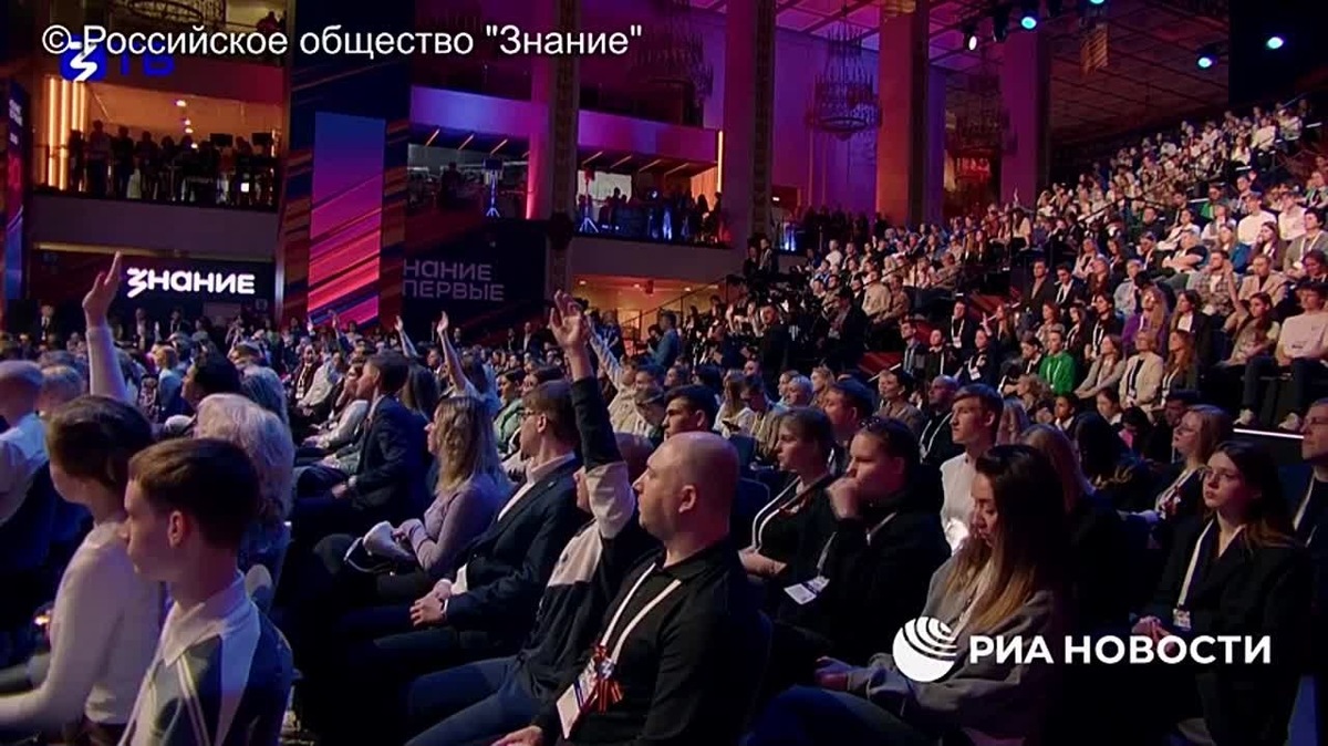 "..если нужно будет стране огромной встать, она поднимется в один момент, даже не сомневайтесь.." - вот все-все поднимутся! До одного! Это просто в зале форума не было предусмотрено стоячих мест, кресла, вон, везде понатыканы. А так бы встали, все бы встали, никаких сомнений в этом нет.