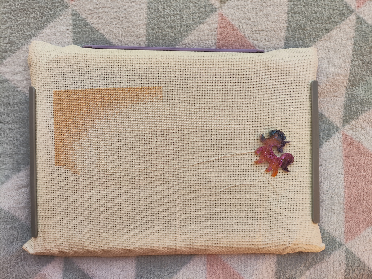 почти сплошная зашивка фона полукрестом 