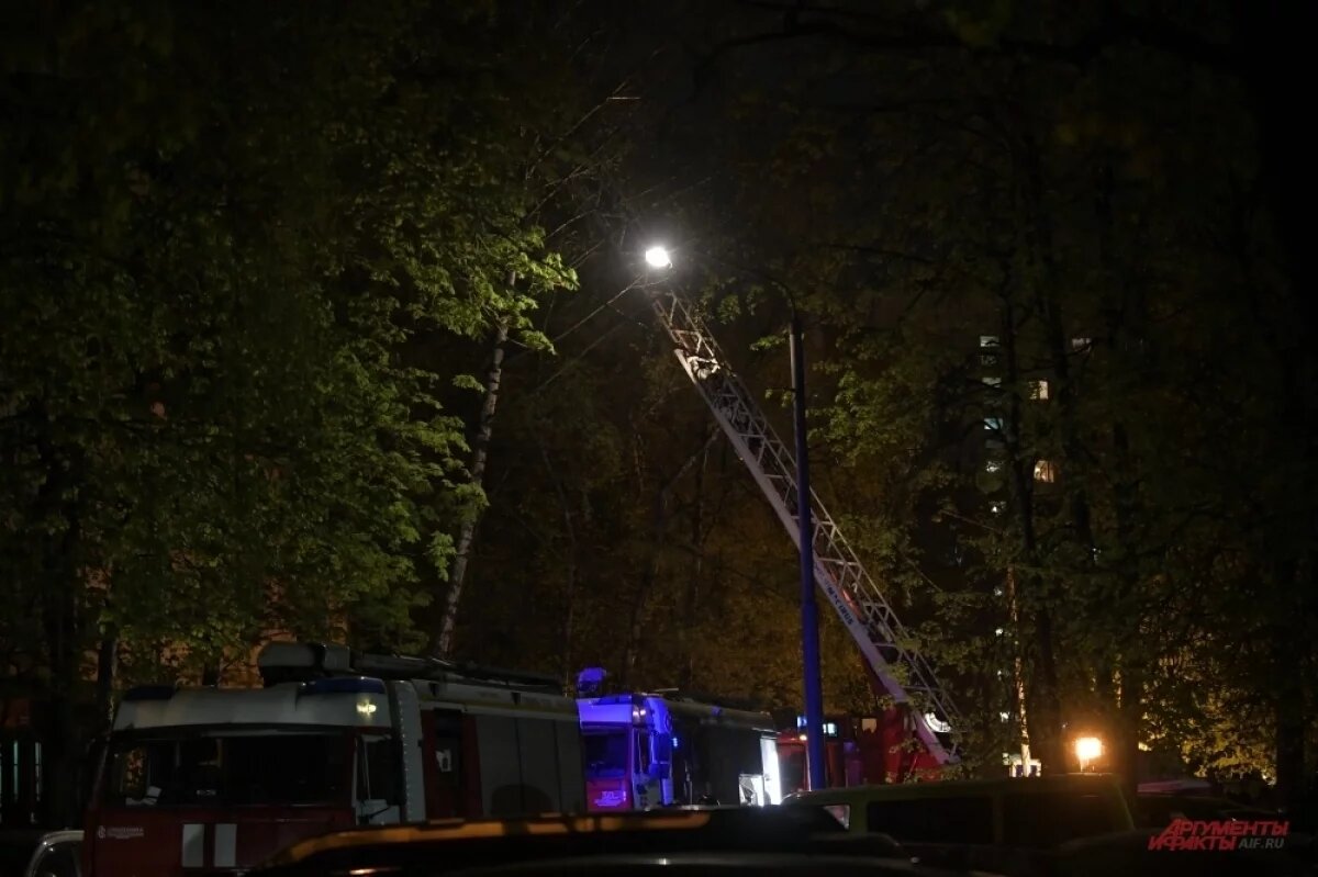    Тела погибших при пожаре на юго-западе Москвы сняли через окна дома