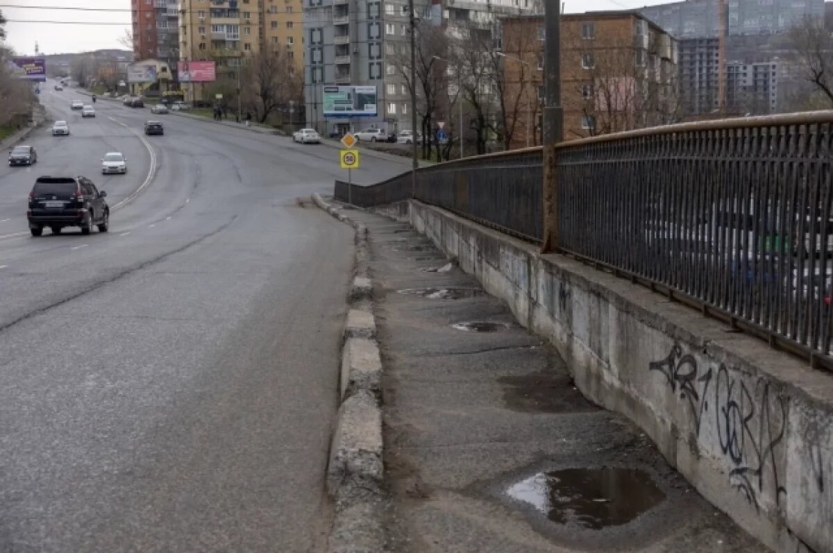    Мэр Владивостока поручил обновить асфальт на мосту площади Баляева