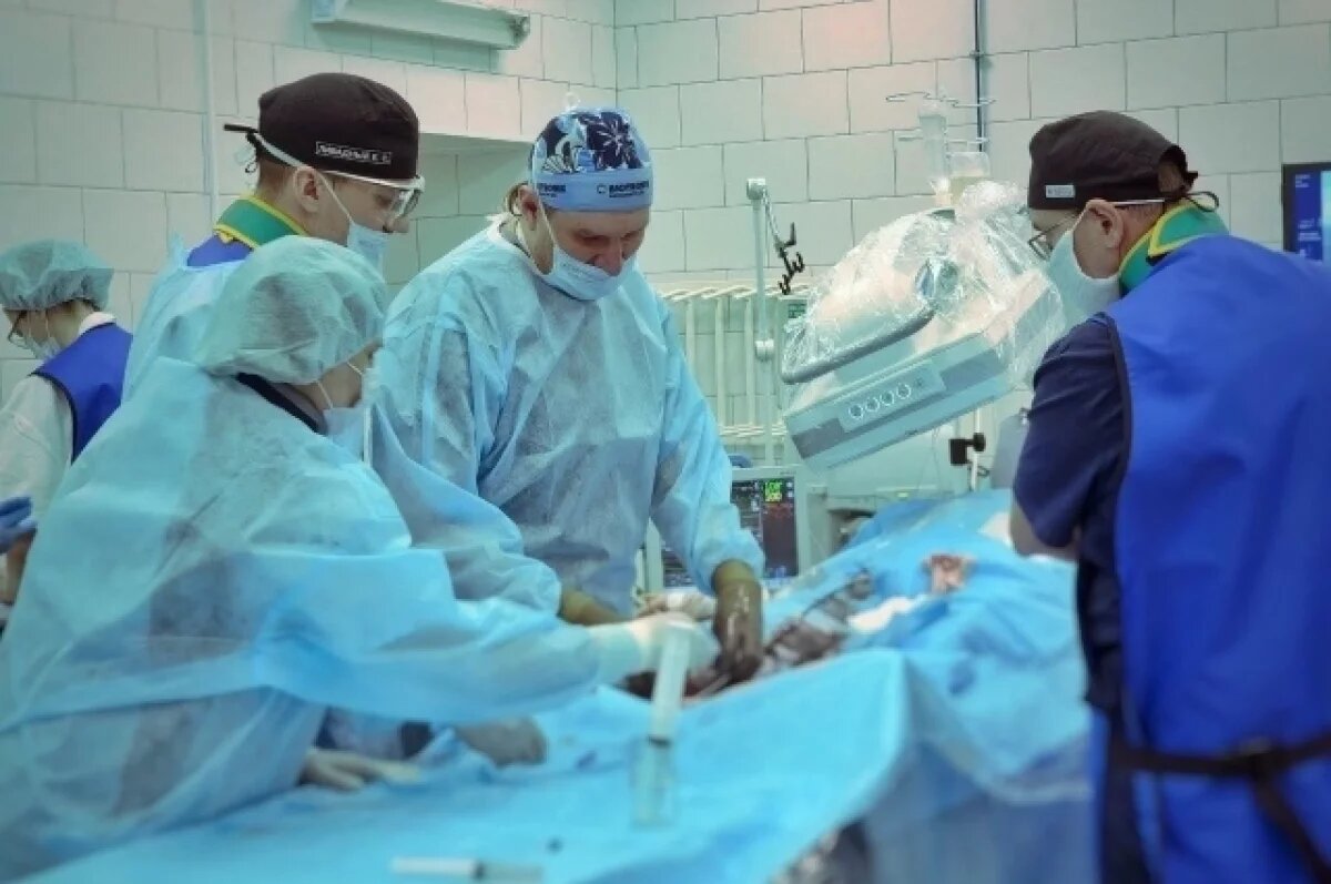   Кузбасские врачи провели мужчине, которому грозил инсульт, редкую операцию