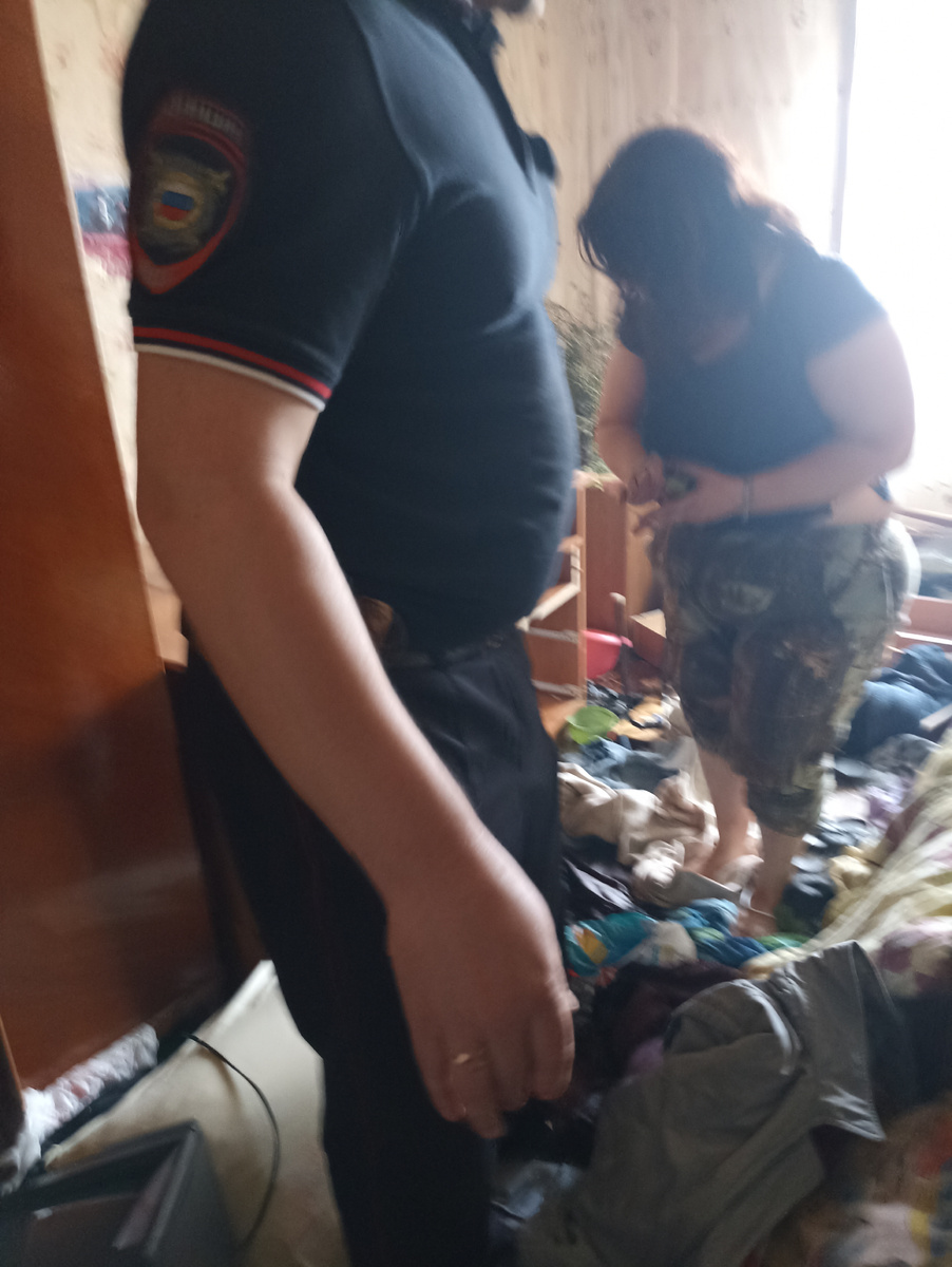 Через пару часов было так. Она переворачивала и диваны и шкафы - сила немерянная. А в углу, за обоями , так скромно, у нее тесак был припрятан. Собиралась соседу отпор давать, когда он к ней ночью придет. 