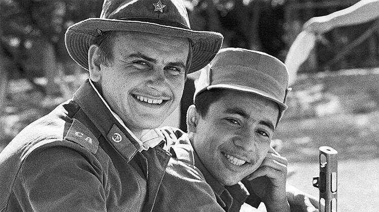    ФОТО М. ОЛИМОВ/ФОТОХРОНИКА ТАСС Афганистан, 1980 год. Советский солдат из Молдавии и афганский военнослужащий в патруле