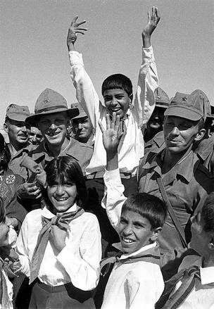    ФОТО НАДЕЖДИНА ГЕОРГИЯ: Афганские пионеры провожают на родину советские войска после исполнения интернационального долга