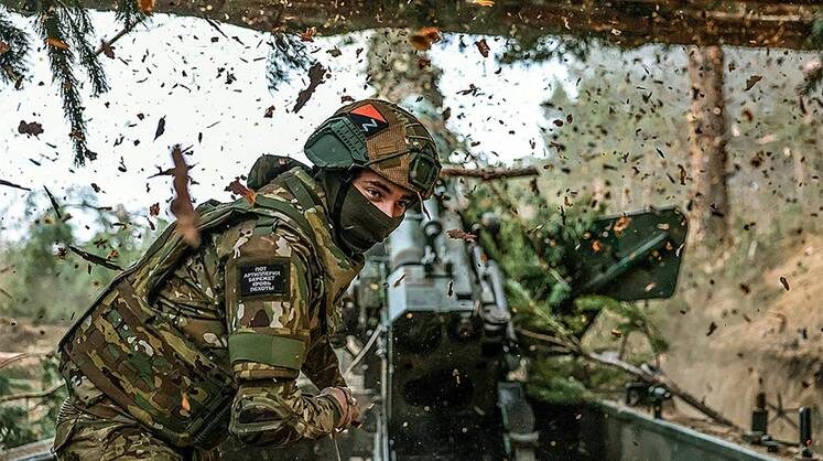    АЛЕКСАНДР ПОЛЕГЕНЬКО/ТАСС Военнослужащие артиллерийской бригады ВДВ в составе ГВ «Днепр» во время работы расчета 152-мм пушки 2А36 «Гиацинт-Б» в зоне СВО