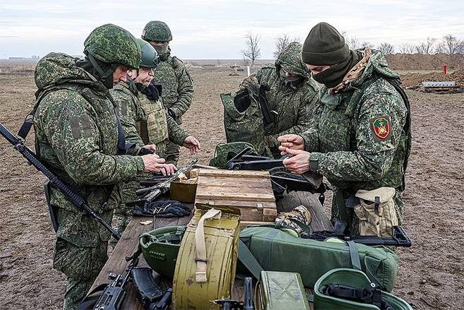    АЛЕКСАНДР ПОЛЕГЕНЬКО/ТАСС: Военнослужащие отряда «Барс-32» ГВ «Днепр» в Запорожской области в зоне СВО