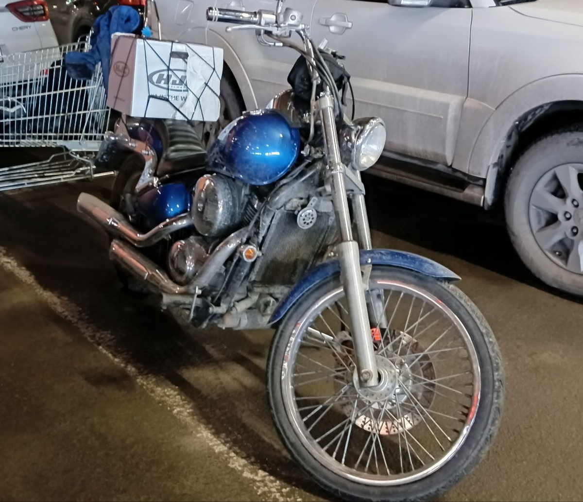 Коробка на заднем сиденье примотана сеткой