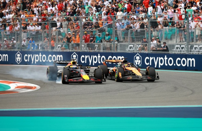 Два болида Макларен в борьбе