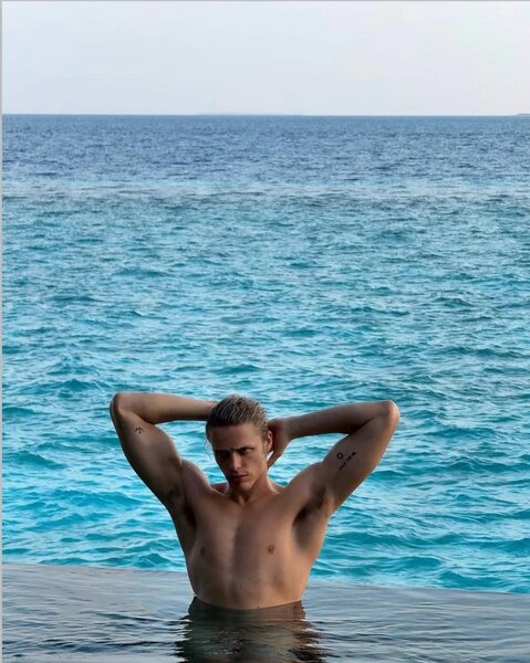 Тарас много занимается спортом