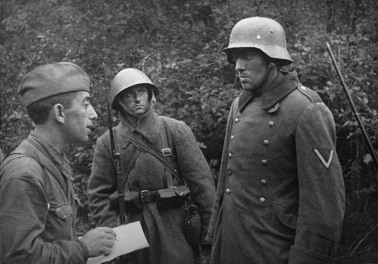 Младший лейтенант 166-й стрелковой дивизии Соломон Григорьевич Маковский допрашивает захваченного немецкого разведчика ефрейтора Ваннера Гельмута. Август 1941 года.