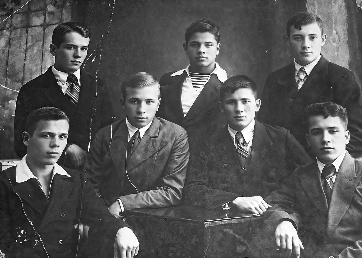 Петр ТУРОВСКИЙ перед войной, с однокурсниками. Верхний ряд, центр.