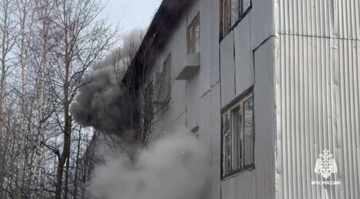    В Лянторе тушат пожар в многоквартирном доме