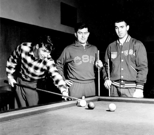 1960 год. Ско-Вэлли. Перед важными поединками хоккеисты расслабляются, играя на бильяарде