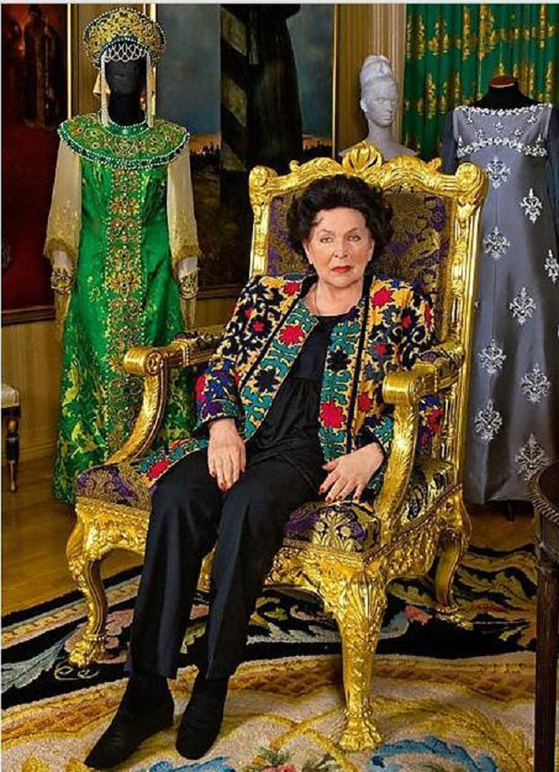 В 1994 году известные супруги купили квартиру в этом здании — семь комнат общей площадью около двухсот квадратных метров. 