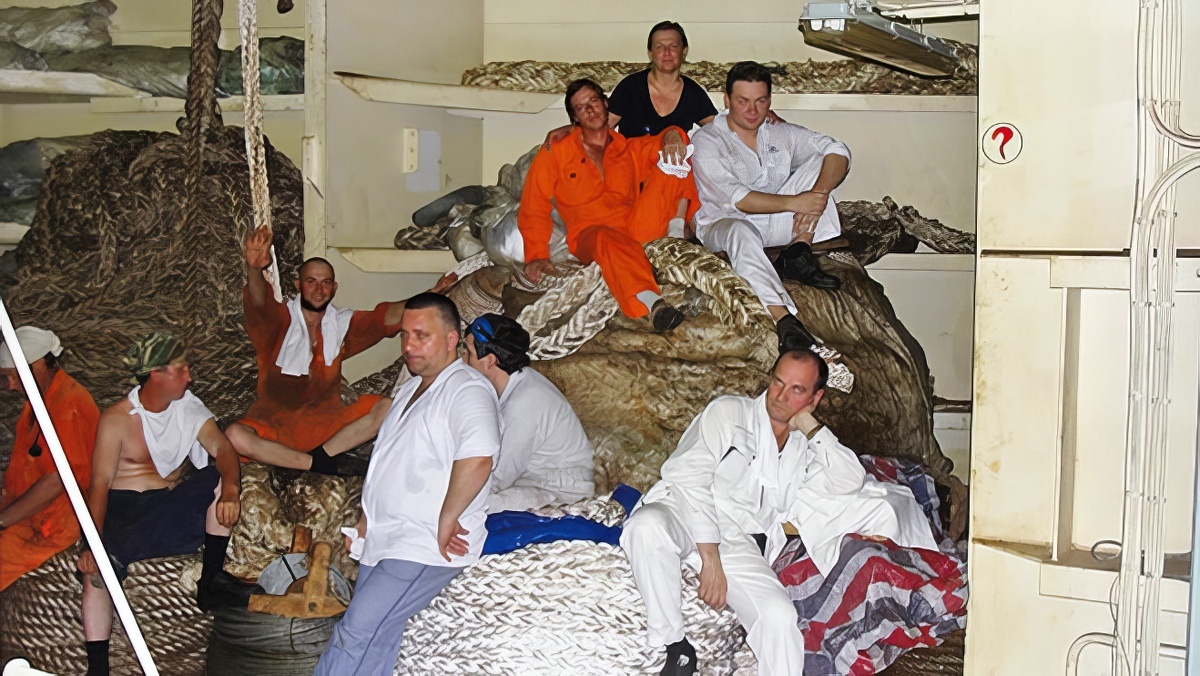 Экипаж танкера в румпельном отделении