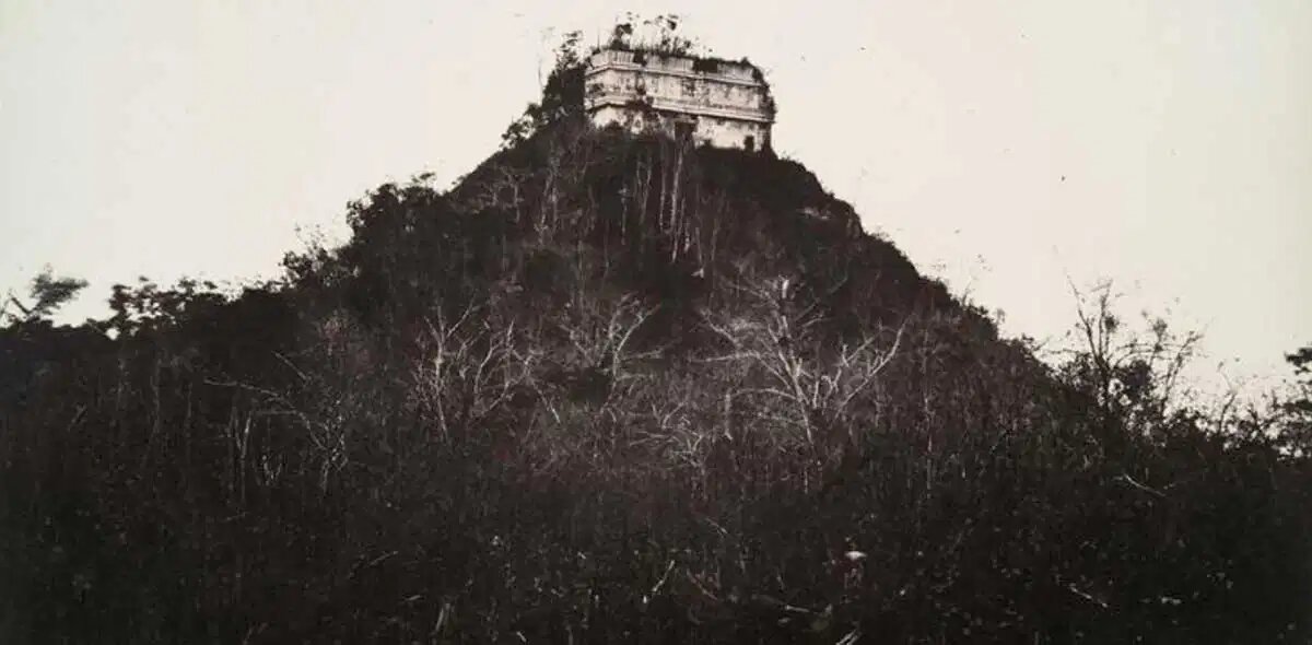 Храм Кукулькана в 1860-х годах, до раскопок. Источник: Wikimedia Commons