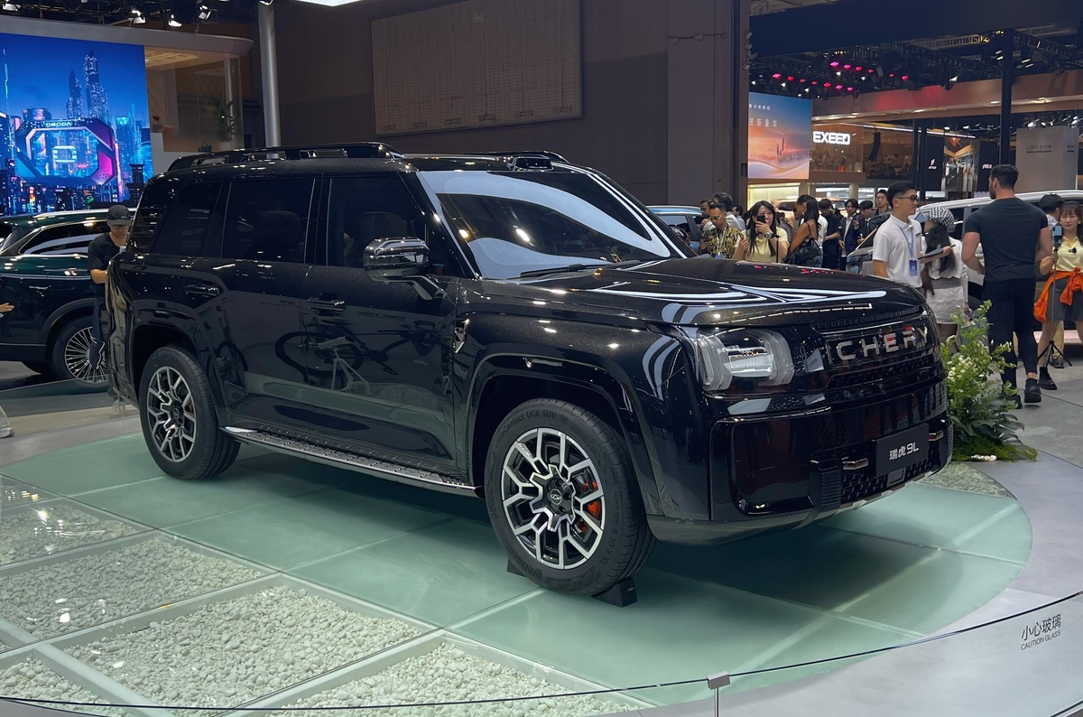    На стенде корпорации Chery мы насчитали десяток новинок под разными суббрендами. Заметнее всех был новый флагман марки, Chery Tiggo 9L — здоровенный кроссовер длиной 5010 мм, с колёсной базой ровно в 3000 мм. И хотя от уже знакомого Tiggo 9 он отличается лишь одной буквой, это совершенно иной автомобиль: брутальными очертаниями он напоминает одновременно Тойоту Land Cruiser и GAC Trumpchi GS8, а оптикой с H-образными ходовыми огнями — электромобиль GAC Aion V. Логотип «Chery» в решётке радиатора прикрыт прозрачной панелью и загорается вместе с ходовыми огнями.   
Ефим Репин