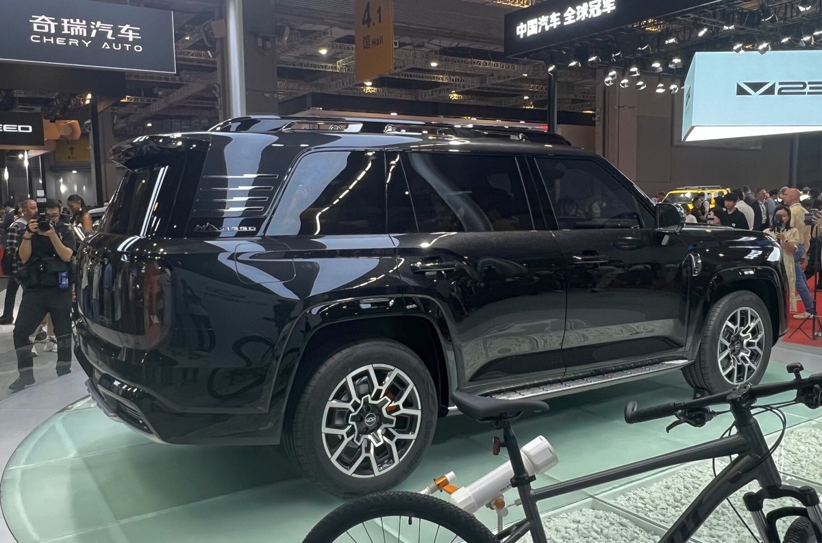    Техническая начинка пока в полном секрете — но китайская пресса осторожно упоминает, что флагман будет радикально отличаться от остальных кроссоверов Chery. Речь идёт о передней подвеске на двойных поперечных рычагах, задней многорычажке, шестипоршневых тормозных механизмах на передней оси и адаптивных амортизаторах — всё это приметы платформы E0X, используемой на топовых седанах Chery Fulwin A9 и Exlantix ES. По их данным, будет предусмотрено два типа силовой установки: полностью электрическая на 800-вольтовой архитектуре или мощный гибрид CDM-S параллельно-последовательного типа (с турбомотором объёмом 1,5 или 2 литра и двумя электромоторами, встроенными трансмиссию, плюс ещё одним электромотором на задней оси).   
Ефим Репин