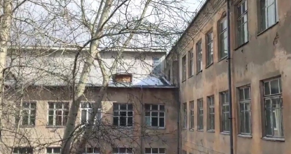 В поселке Мегет между Иркутском и Ангарском разваливается школа