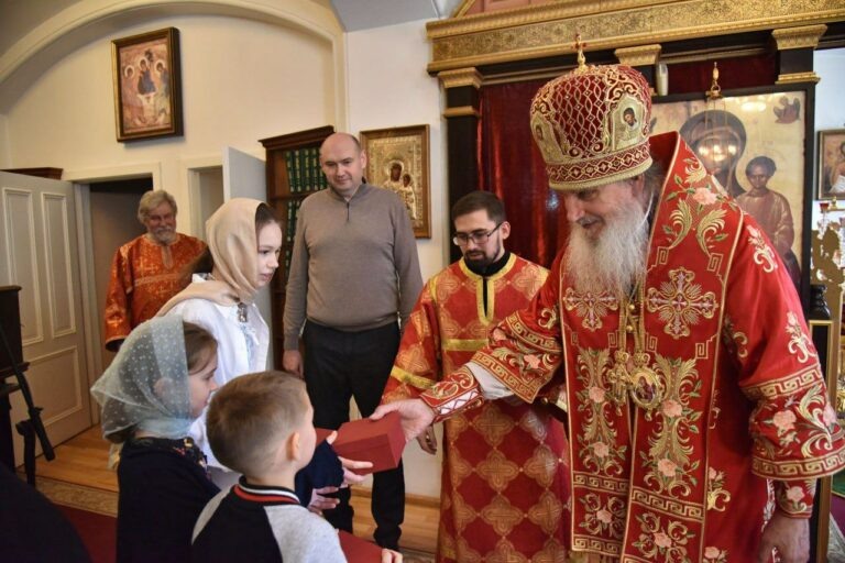    Семье Евгения Солнцева подарили пасхальные яйца во время службы в монастыре Оренбурга Белов Михаил Александрович