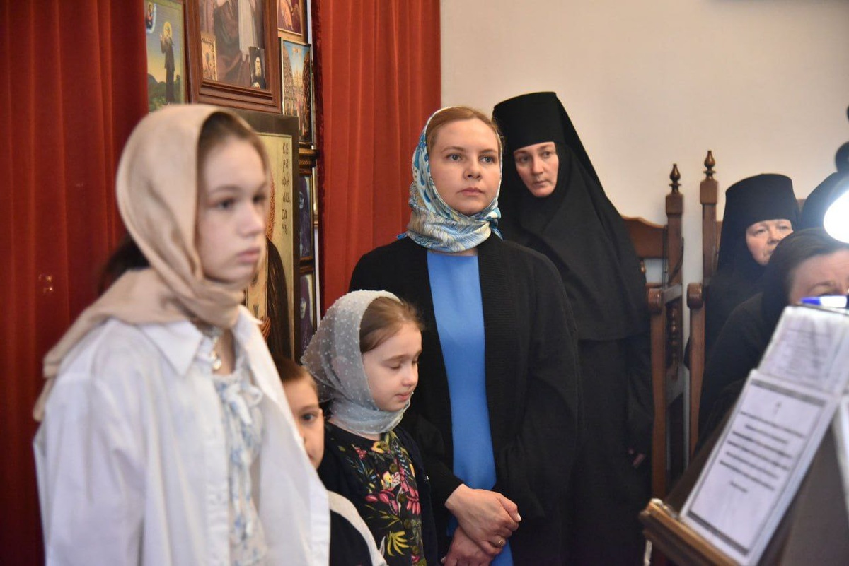  📷    Семье Евгения Солнцева подарили пасхальные яйца во время службы в монастыре Оренбурга Белов Михаил Александрович