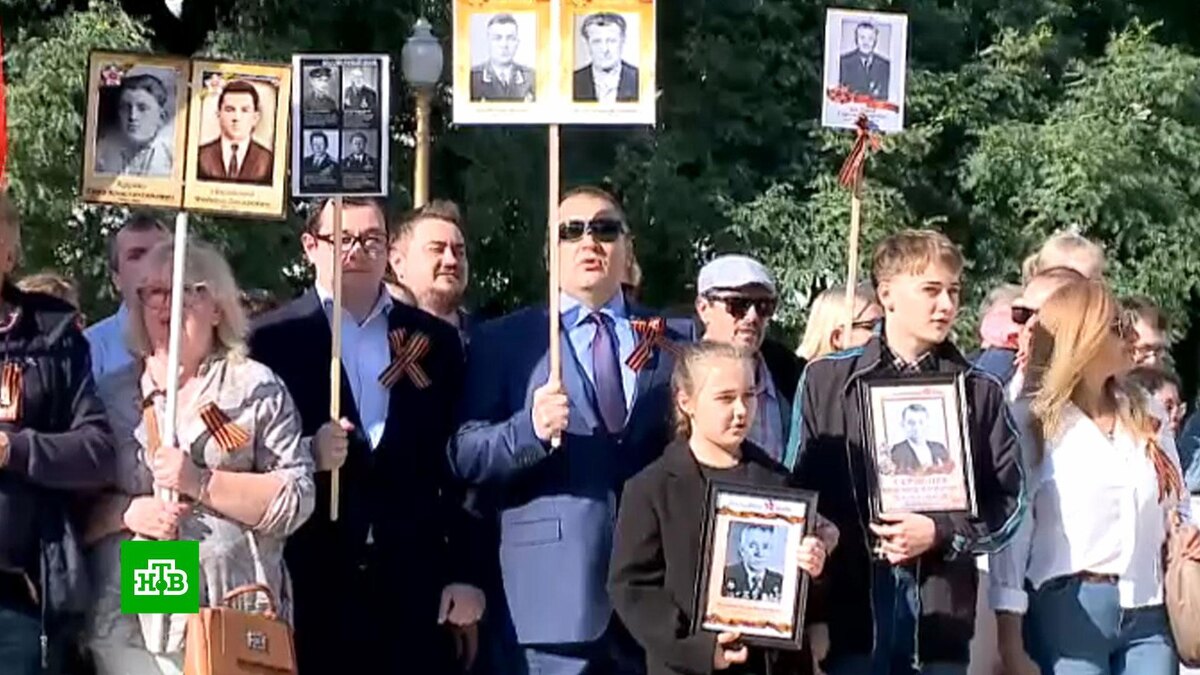    Портреты героев и песни военных лет: «Бессмертные полки» прошли в разных странах