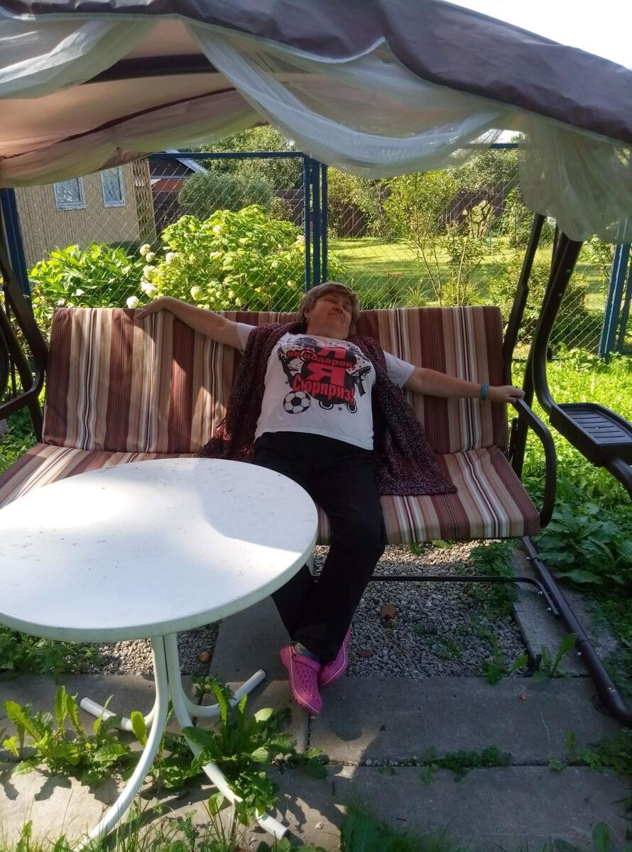 Вот лежу вся в одуванчиках, это рання весна. Одуванчики кругом лезут.